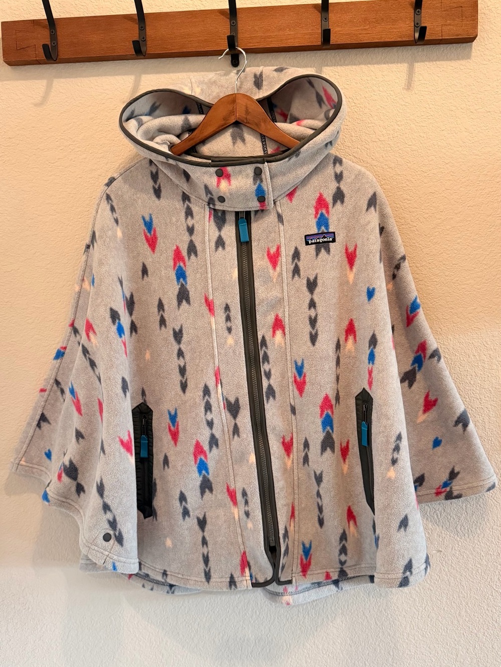 Patagonia Women’s Synchilla Fleece Hooded Poncho – Arrowhead Print | XS/S – Like